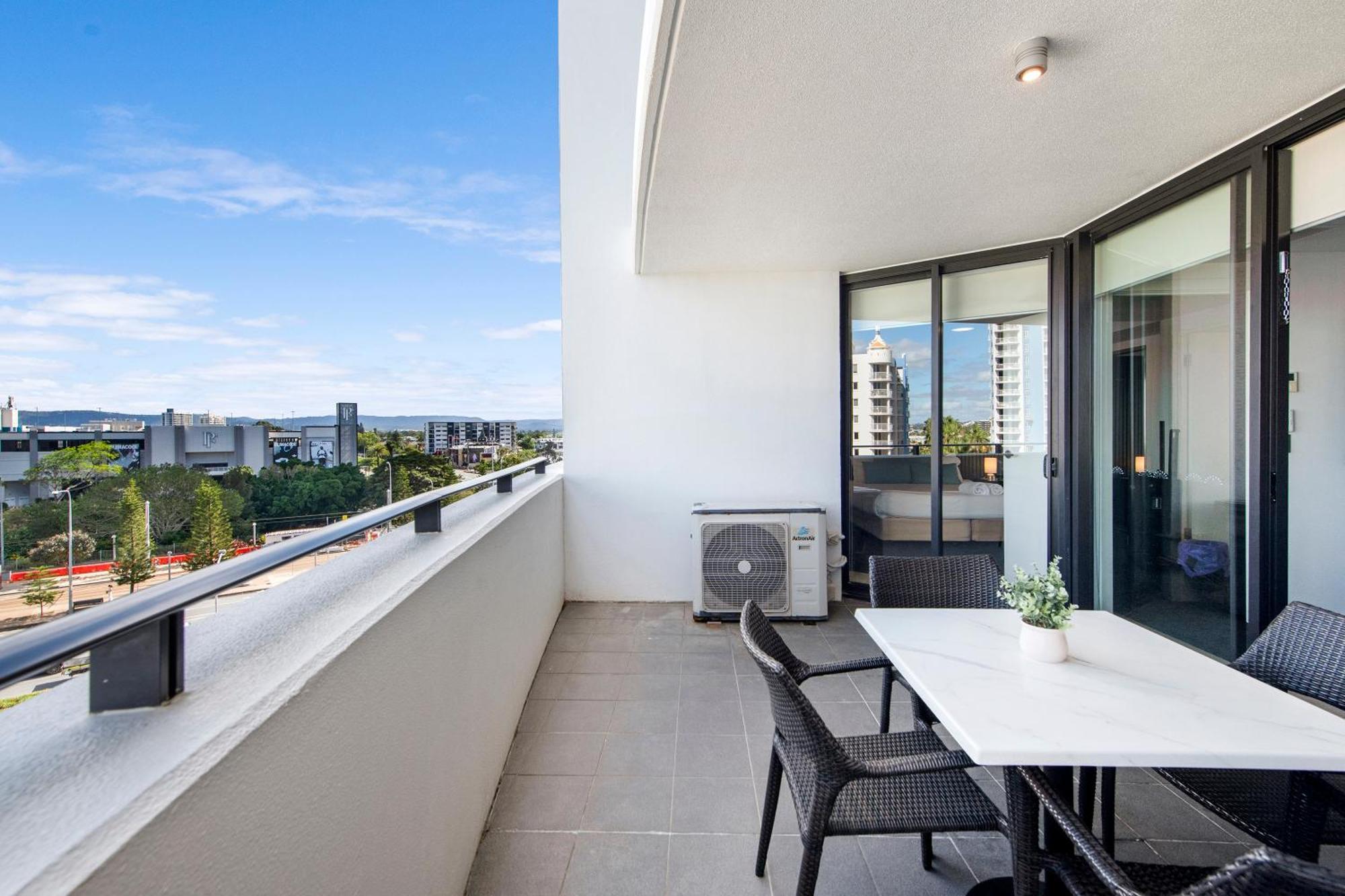 Sierra Grand Broadbeach - Self Contained & Privately Managed Apartments Голд-Кост Экстерьер фото